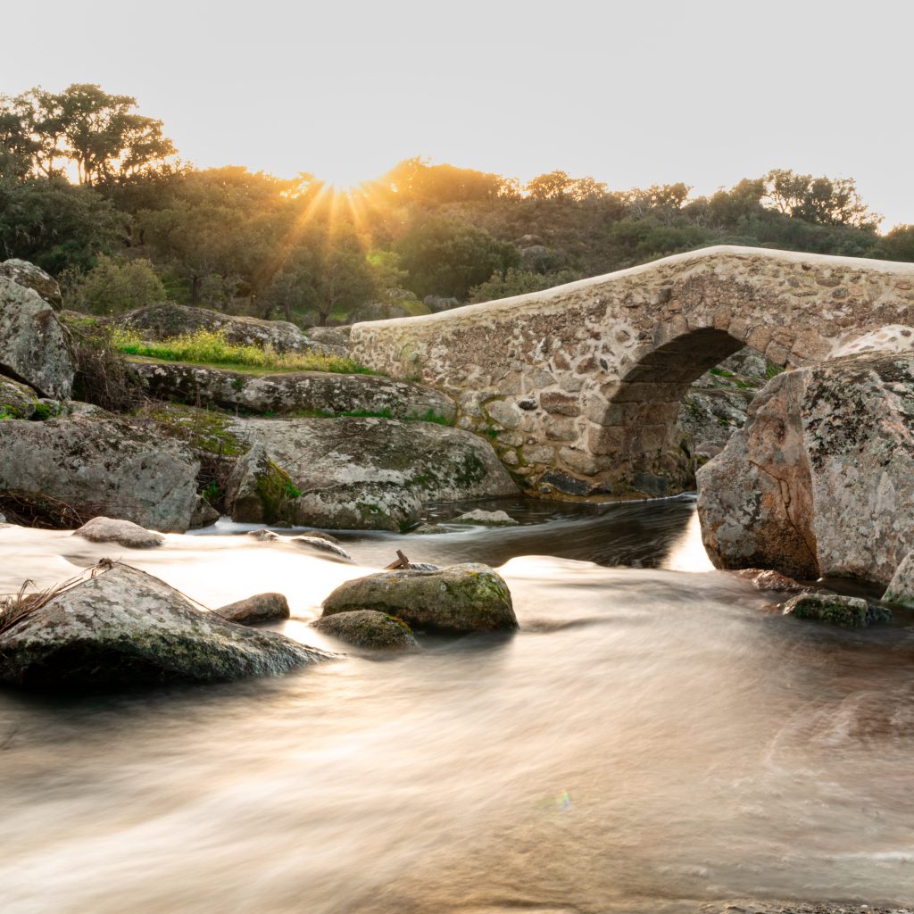 Los Molinos. Atardecer sobre el puente.